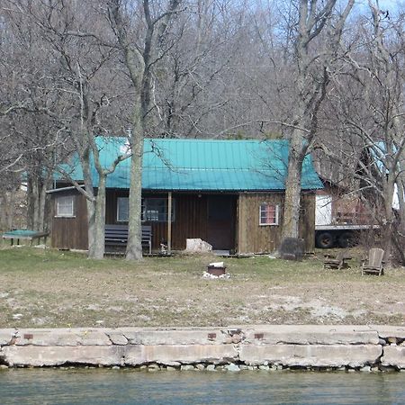 Отель Lake Wolsey Cabins Gore Bay Экстерьер фото