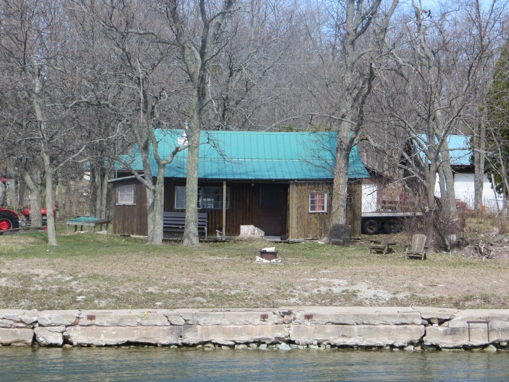 Отель Lake Wolsey Cabins Gore Bay Экстерьер фото